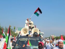 Viral ! Muslimah Cantik Kibarkan Bendera Palestina di Atas Mobil Komando Pesantren At Taqwa Saat Aksi Akbar Bela Palestina Cikarang