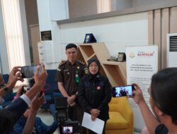 Penyerahan Barang Bukti Dan Tersangka ZT Perkara Dugaan Tipikor Penjualan Yayasan Batang hari Sembilan 