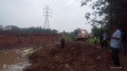 Kendala Alam Tongkang DAKA Proyek PSN Kali Bekasi dievakuasi 2 Unit Excavator